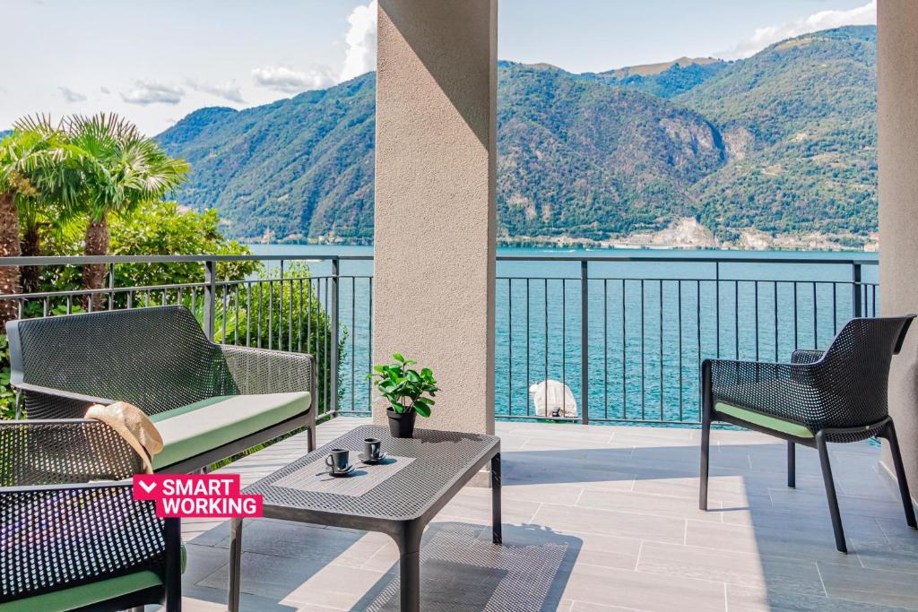 balcone con vista sull'acqua e sulle montagne. di Ninfea Apartments by Wonderful Italy a Lezzeno