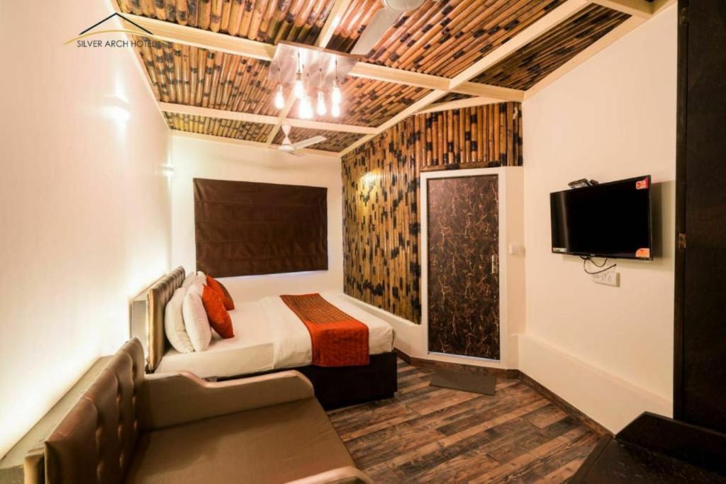 TV a/nebo společenská místnost v ubytování Comfort Inn Silver Arch Hotel, Mussoorie