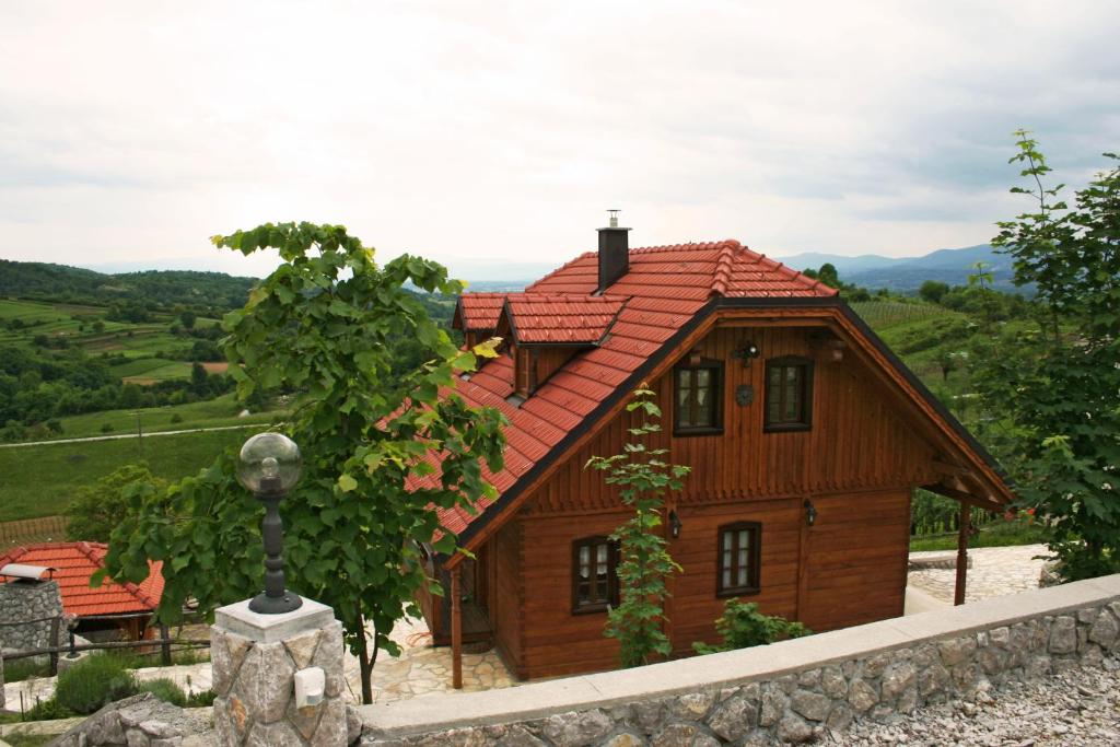 ein Holzhaus mit rotem Dach in der Unterkunft Vila Brloska in Kamanje