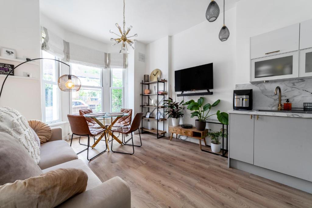 a living room with a couch and a table at Fantastic 2BR flat wgarden, West Norwood in West Dulwich