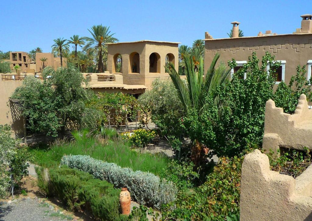 une maison avec un jardin en face dans l'établissement Les Jardins de Skoura, à Skoura