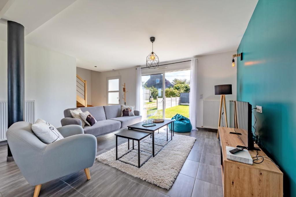 un salon avec un canapé et une table dans l'établissement Maison Ker An Aod Lampaul Plouarzel, à Lampaul-Plouarzel