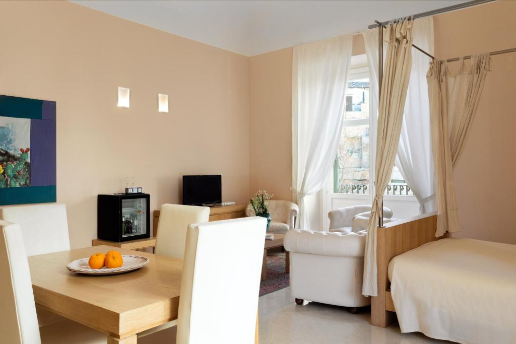 TV a/nebo společenská místnost v ubytování Palazzo Brunaccini Boutique Hotel