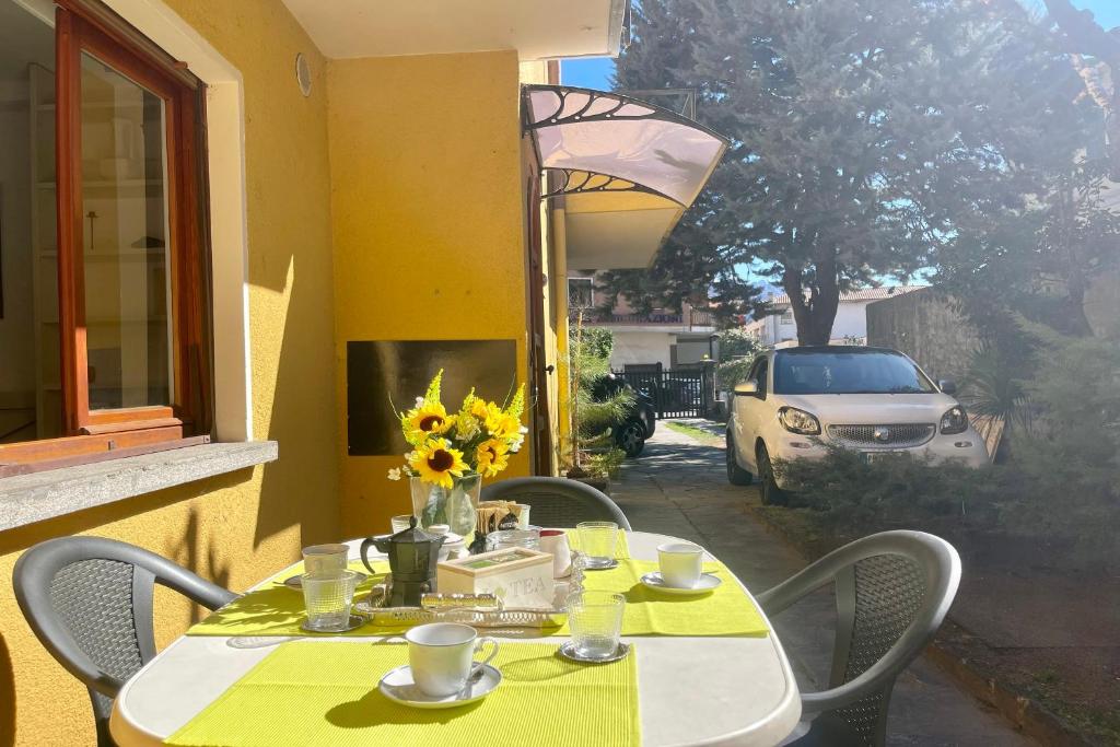 梅納焦的住宿－Menaggio 57，一张桌子上放着黄色的桌布和鲜花