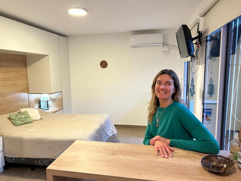 Eine Frau, die an einem Tisch in einem Krankenhauszimmer sitzt. in der Unterkunft Buen ambiente céntrico confortable in Rosario