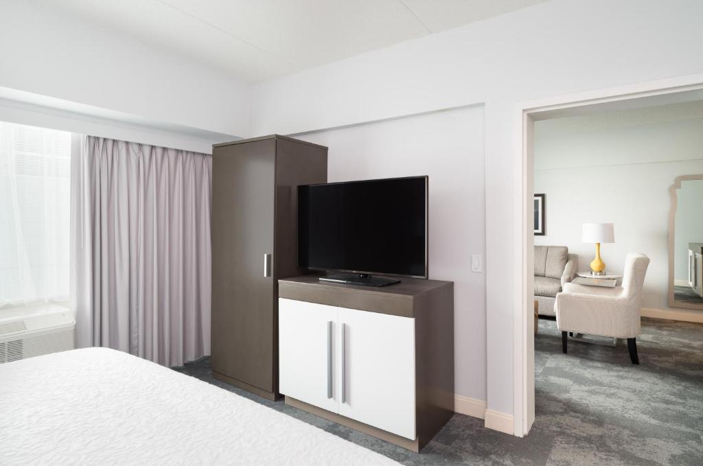 Hampton Inn Philadelphia Center City-Convention Center - One-Bedroom King Suite With Sofa Bed - Non-Smoking