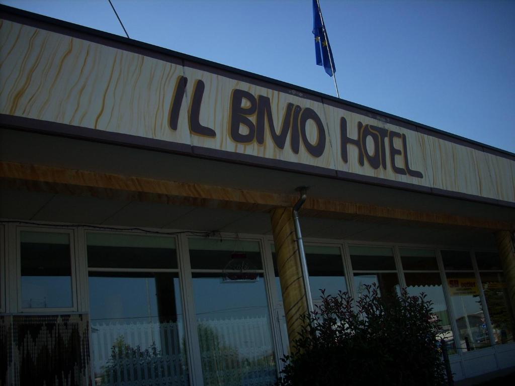 un edificio con un letrero que lee el hotel binyo en Il Bivio Hotel en Carmagnola