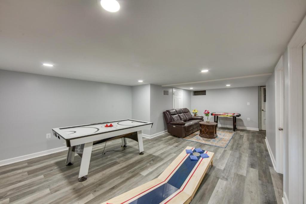 Posezení v ubytování 1 Mi to Hersheypark Family Home with Game Room!