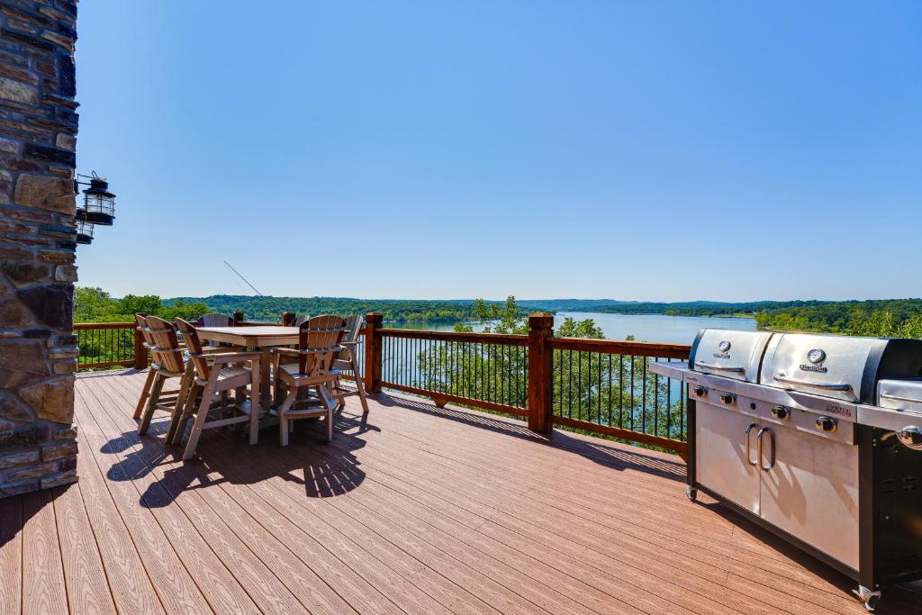 einen Tisch und Stühle auf einer Terrasse mit einem Tisch und einem Herd in der Unterkunft Luxe Table Rock Lake Vacation Rental with Hot Tub! in Lampe