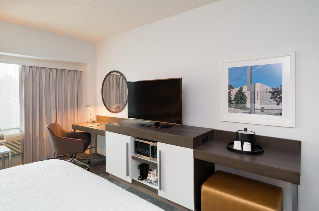 Hampton Inn Philadelphia Center City-Convention Center - King Room - Non-Smoking