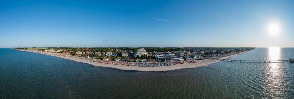 une vue aérienne sur une île dans l'eau dans l'établissement Carat Apartments Grömitz, à Grömitz