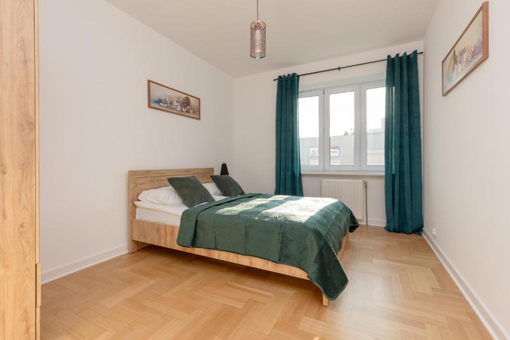 sypialnia z łóżkiem i dużym oknem w obiekcie Ursus Spacious Two-bedroom Apartment by Renters w Warszawie