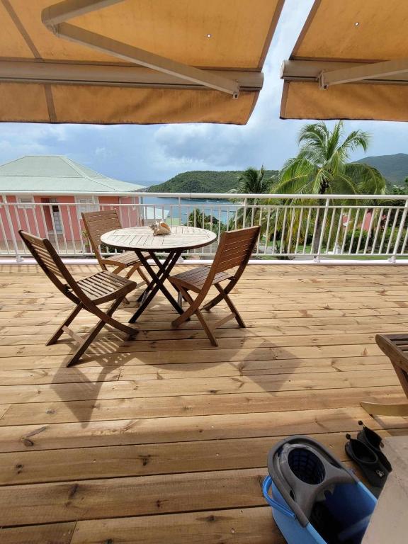 Balkón nebo terasa v ubytování Rose Phœnix rez-de-jardin piscine et vue mer