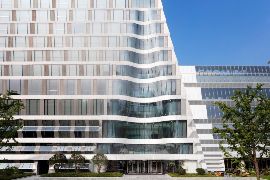 un montage d'un grand immeuble de bureaux dans l'établissement JW Marriott Marquis Hotel Shanghai Pudong, à Shanghai