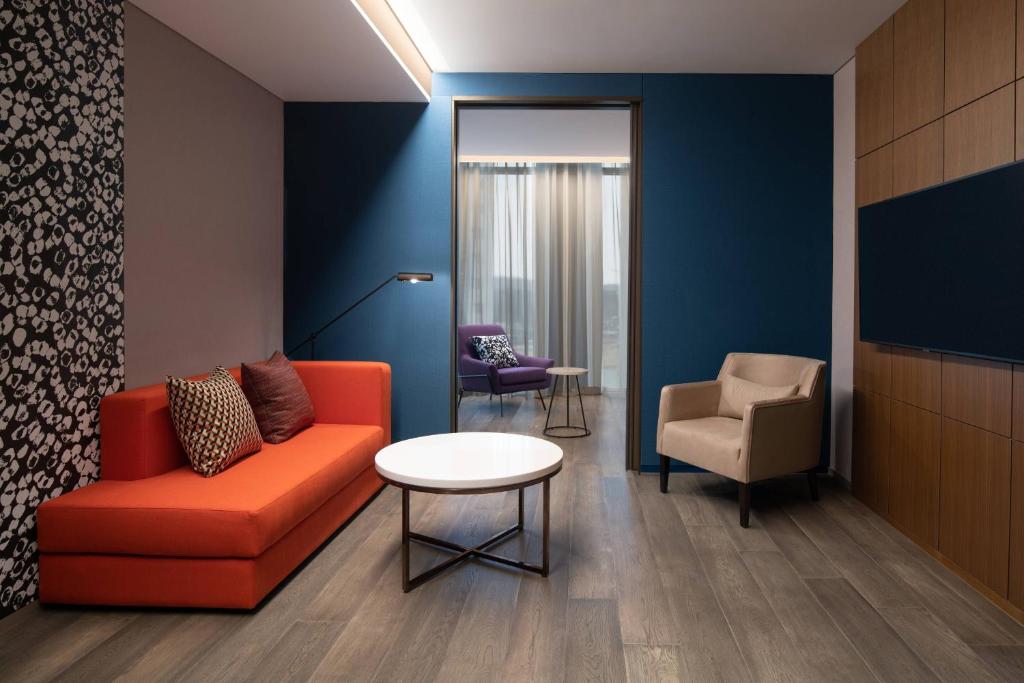 Posezení v ubytování Courtyard by Marriott Suwon