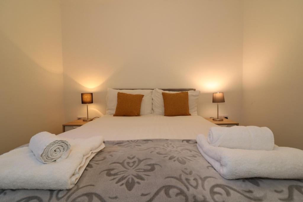 Una cama o camas en una habitación de Signature - Carrick View