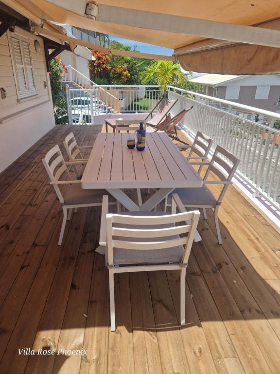Balkón nebo terasa v ubytování Rose Phœnix rez-de-jardin piscine et vue mer