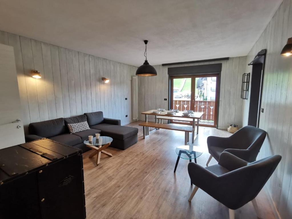 a living room with a couch and a table at Appartamento di design sull'Altopiano di Asiago in Tresché Conca