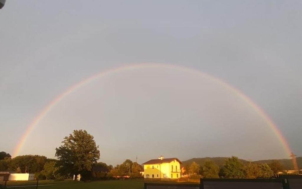 Fotografie z fotogalerie ubytování Ferienwohnung ländlich und in Seenähe v destinaci Schörfling