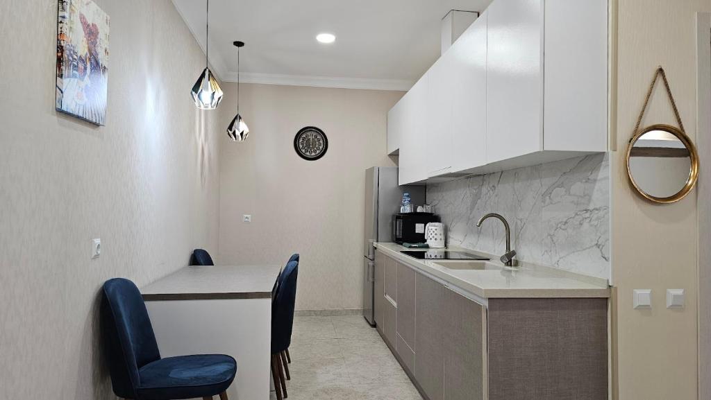 Kuchyň nebo kuchyňský kout v ubytování MD Apart Hotel Tbilisi