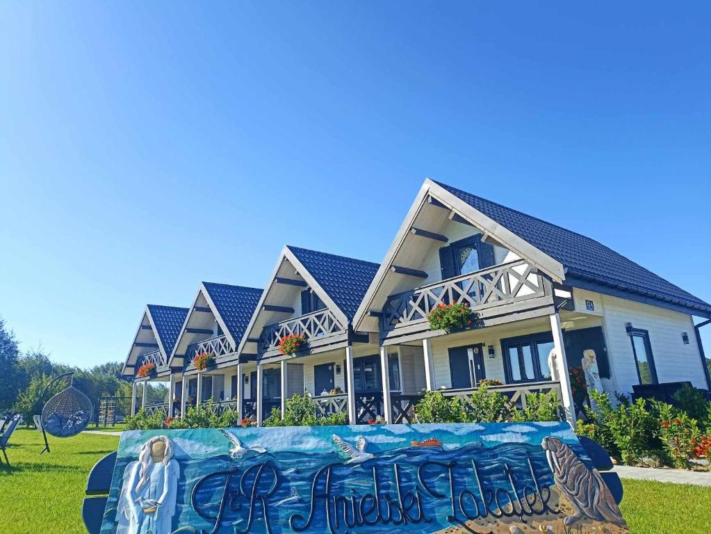 a house with a mural in front of it at Domki Anielski Zakątek J&R nad Bałtykiem DELUX z klimatyzacją in Mielenko