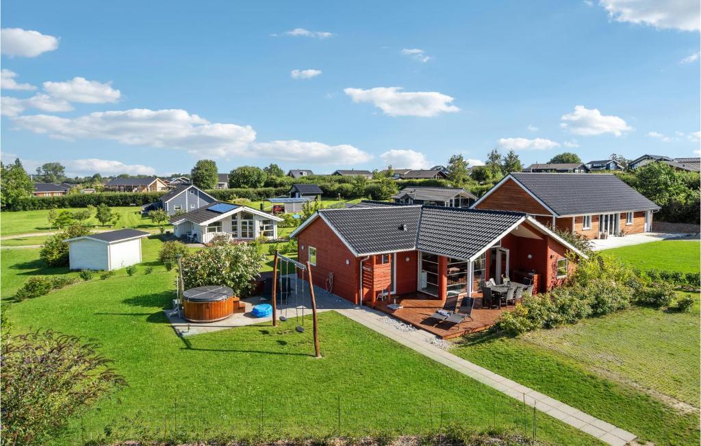 una vista aerea di una casa con parco giochi di Amazing Home In Frrup With Wifi a Frørup