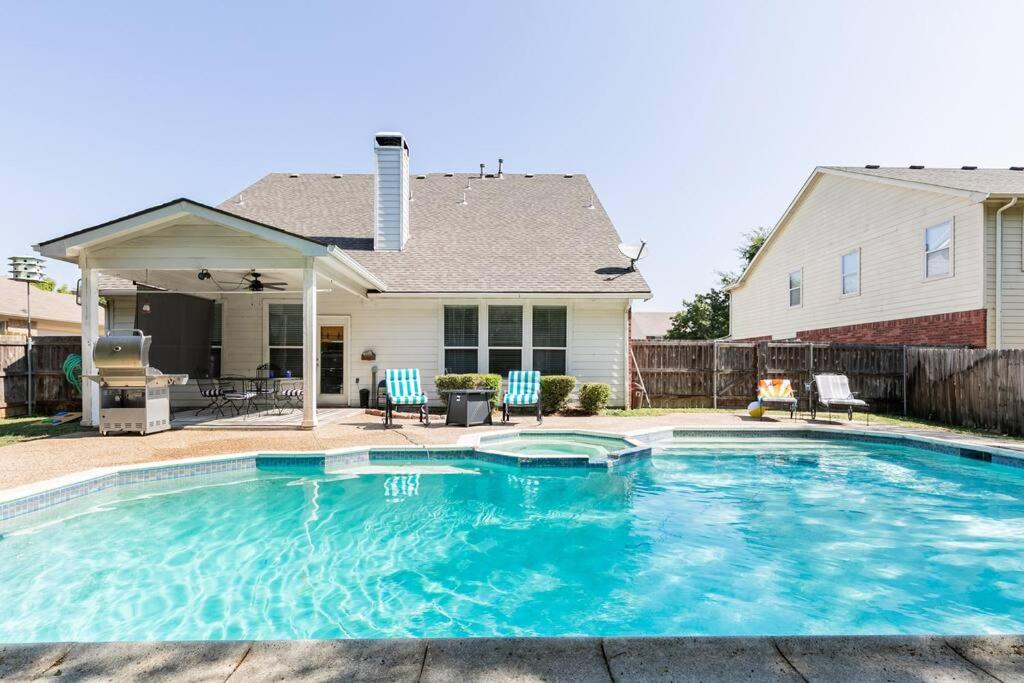 una piscina en el patio trasero de una casa en 4Bedroom Rockwall Getaway, en Rockwall