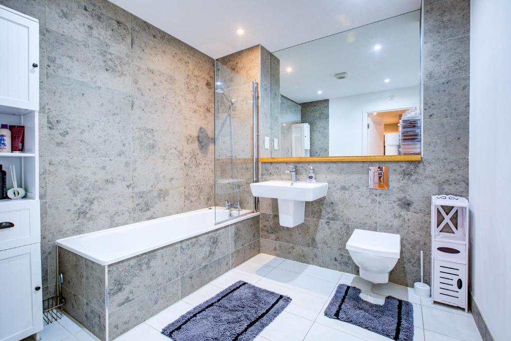 2 Bedroom spacious apartment in the heart Fulham, Lontoo (vuoden 2024