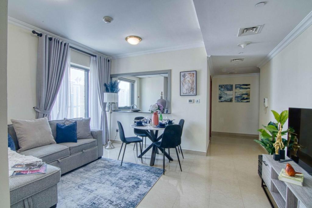 een woonkamer met een bank en een tafel bij The Smart Concierge - Time Place in Dubai