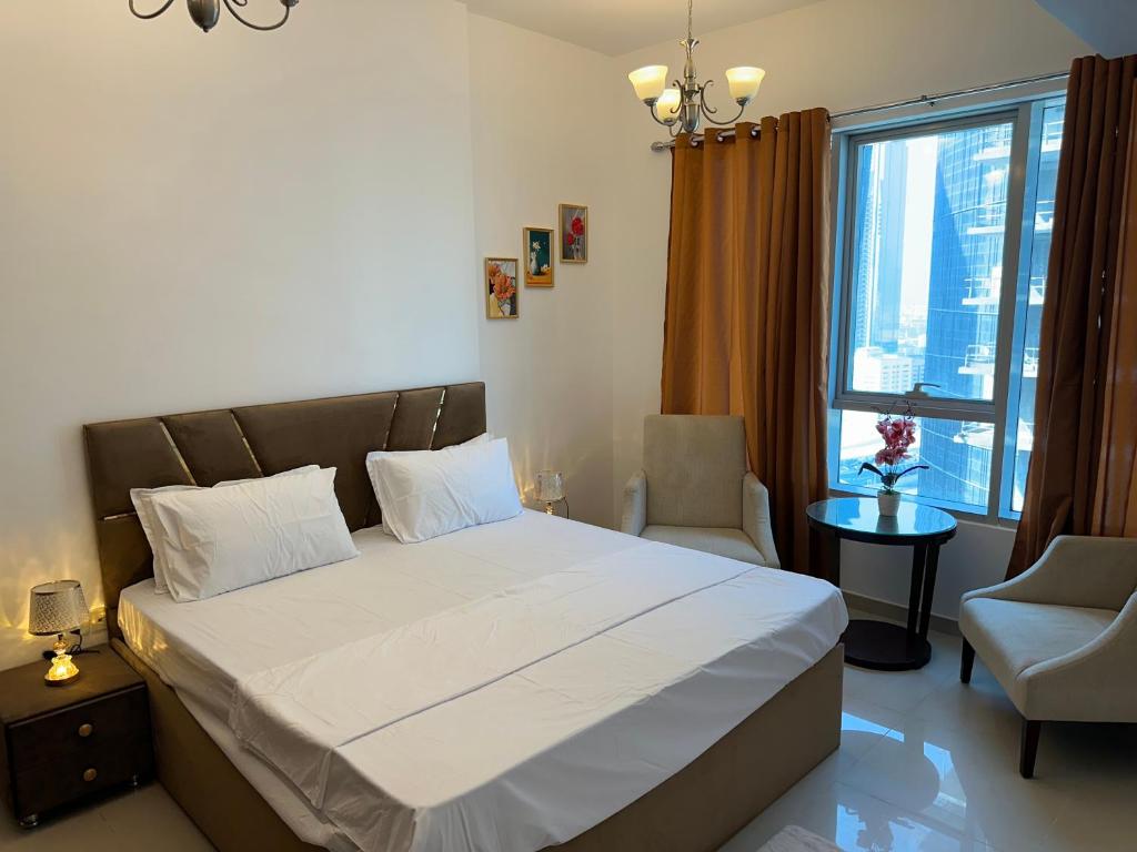 杜拜的住宿－R N D Vacation apartment in downtown business bay，一间卧室设有一张大床和一个窗户。