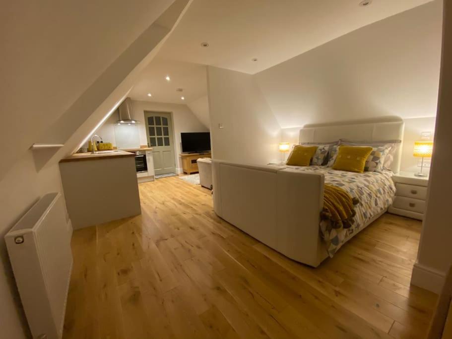 Un dormitorio con una cama con almohadas amarillas. en The Cotswold Stowaway, Perfect Luxurious Retreat!, en Stow on the Wold