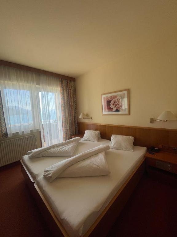 Postel nebo postele na pokoji v ubytování Hotel Attersee