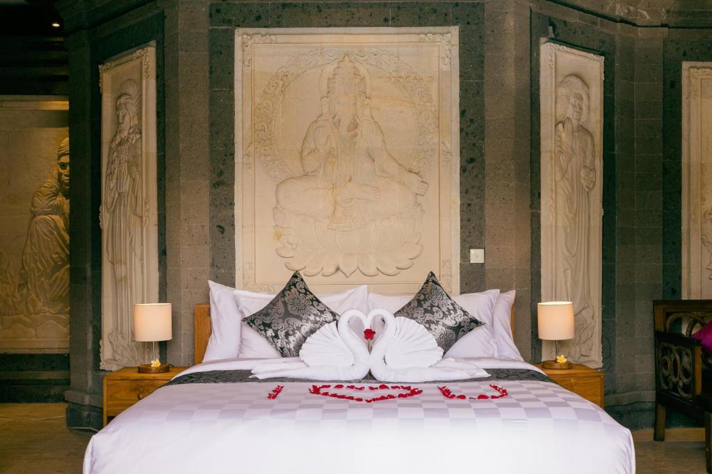 Postel nebo postele na pokoji v ubytování Arbathu Villa Ubud