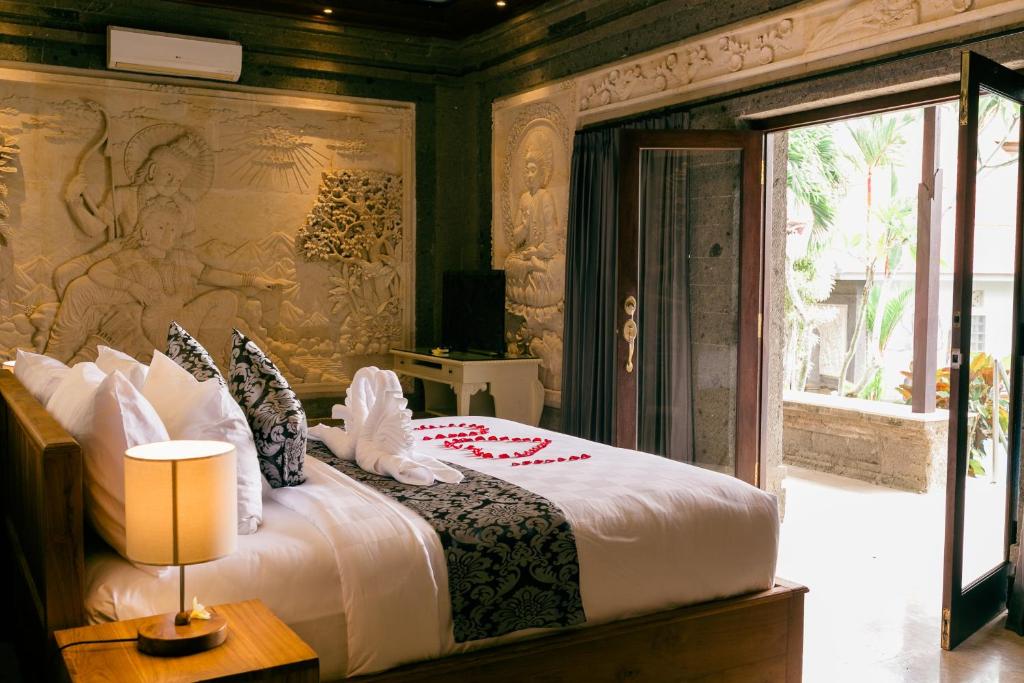 Postel nebo postele na pokoji v ubytování Arbathu Villa Ubud