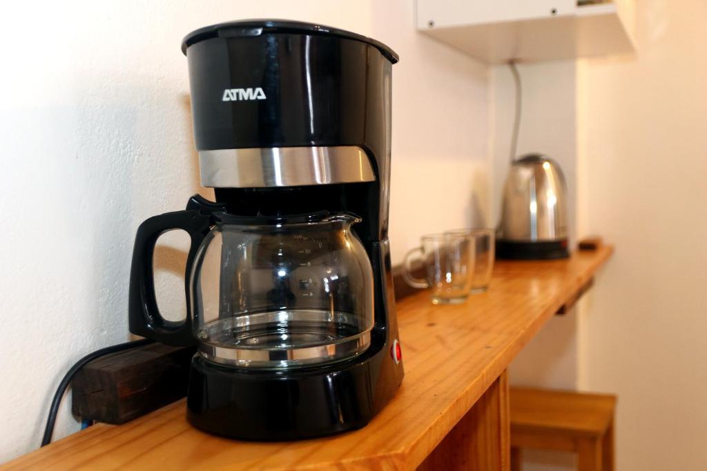 Tetera y cafetera en Loft Mendoza Capital Musica y Fotografia