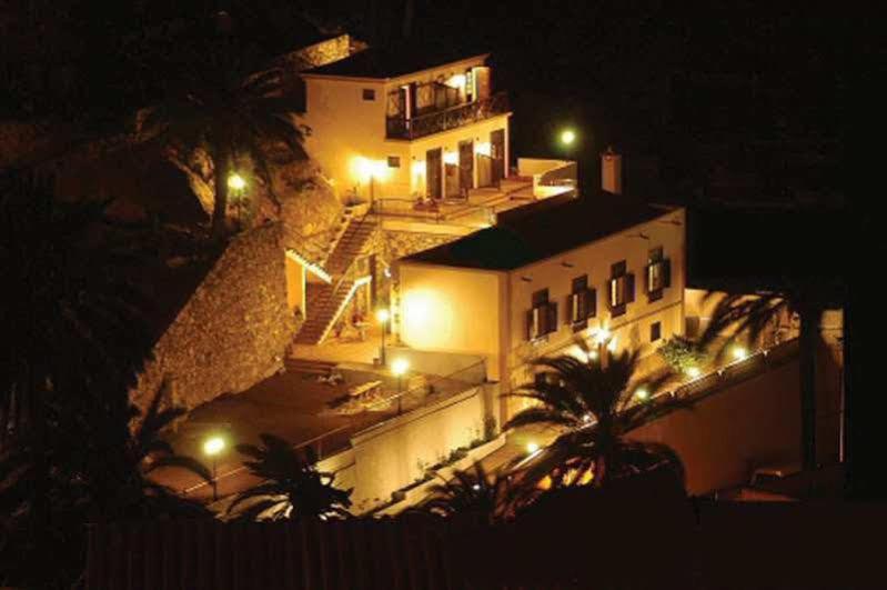 a house with lights on the side of a building at Tamahuche Hotel Rural in Vallehermoso