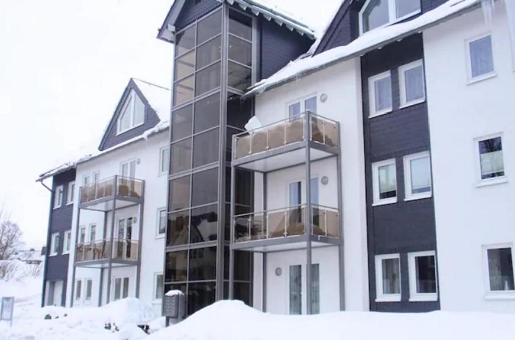ein Apartmenthaus mit Schnee davor in der Unterkunft Alpen Appartement Winterberg in Winterberg
