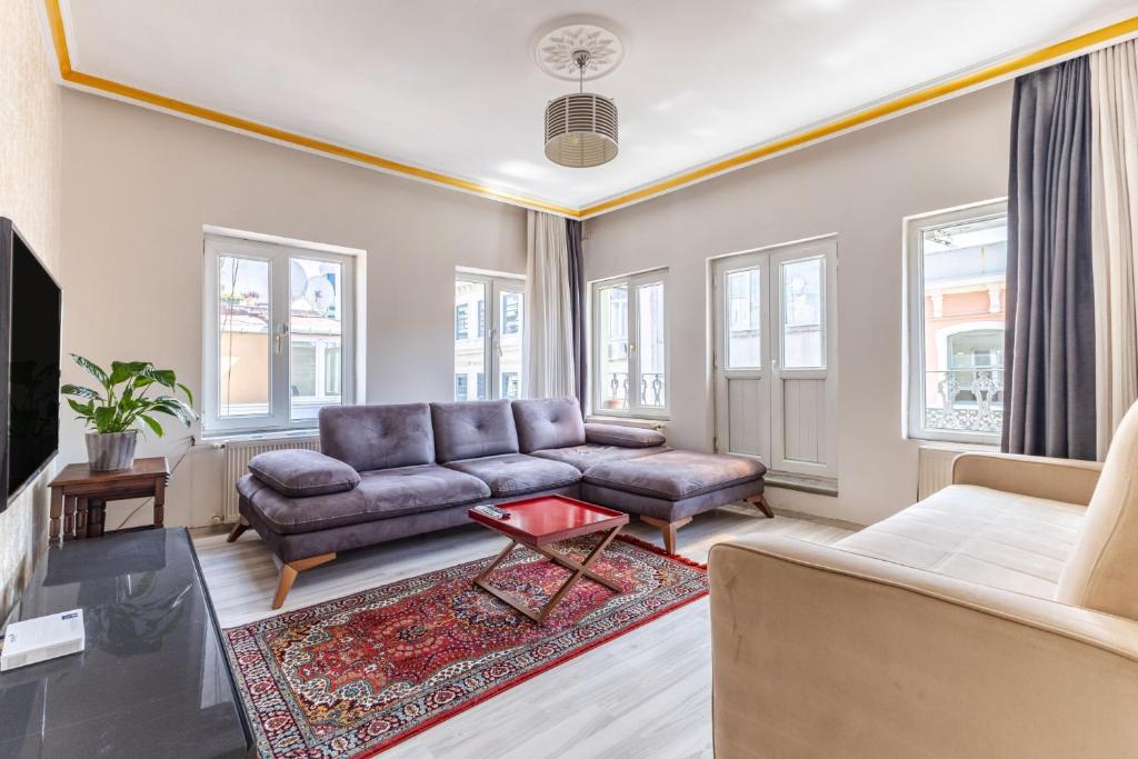 Fotografie z fotogalerie ubytování Chic Flat with Balcony 8min to Taksim v destinaci Istanbul