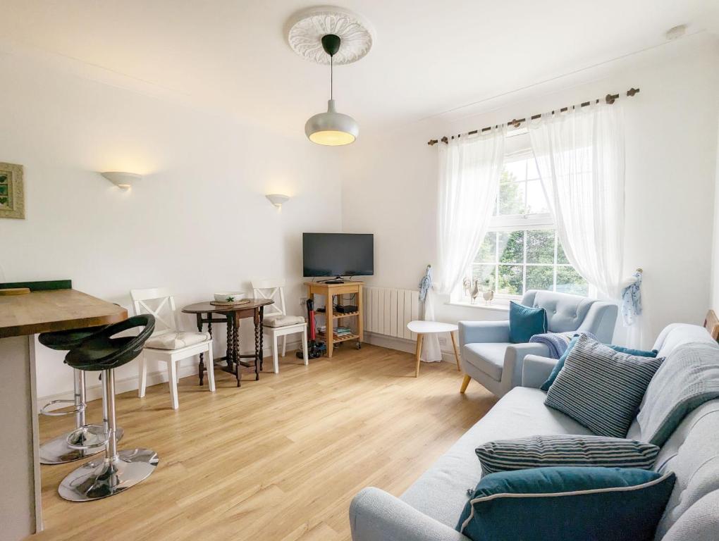 una sala de estar con un sofá y una mesa en Emsdale House, en Emsworth