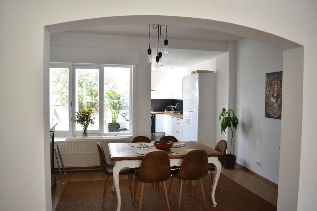 a kitchen and dining room with a table and chairs at Casa Frida in Ostend