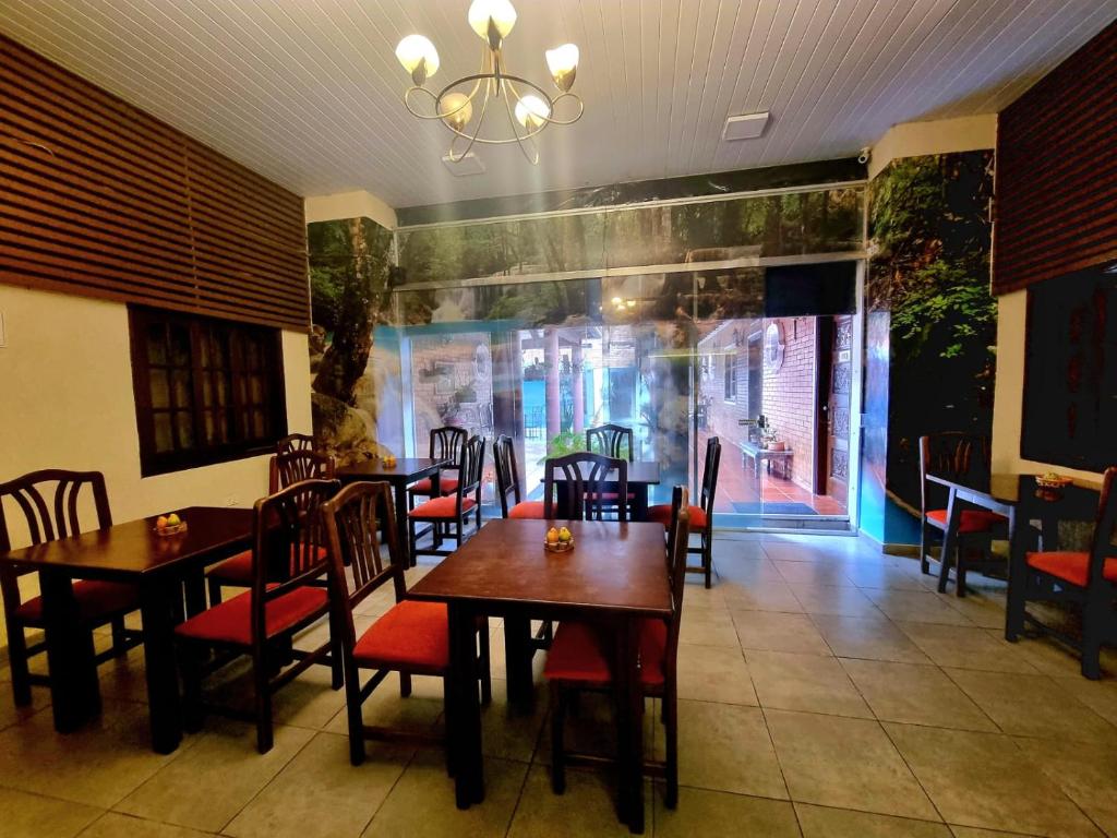 ein Esszimmer mit Tischen und Stühlen in einem Restaurant in der Unterkunft Hotel Hassler in Asunción