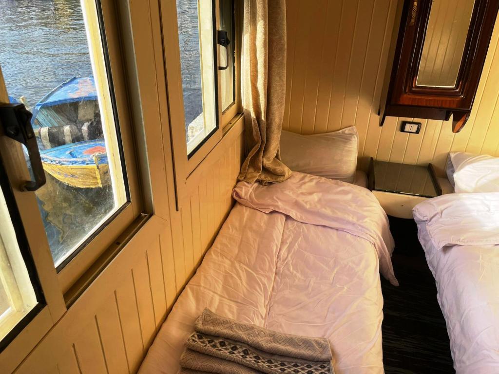 Postel nebo postele na pokoji v ubytování Floating Hotel- Happy Nile Boat