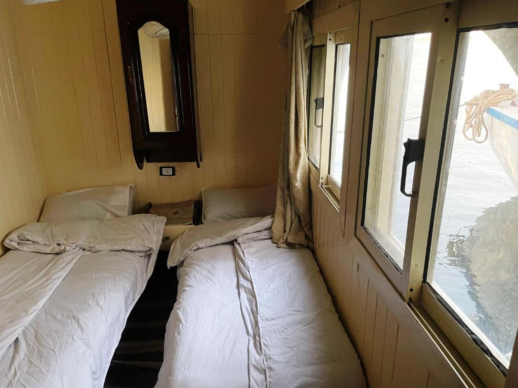 Postel nebo postele na pokoji v ubytování Floating Hotel- Happy Nile Boat