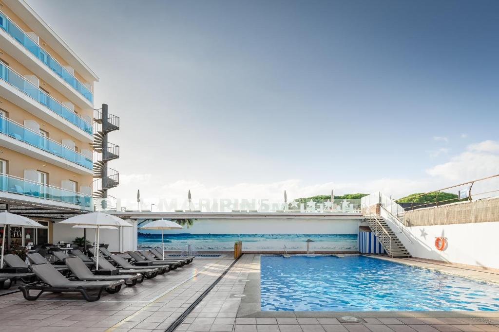 The swimming pool at or close to ALEGRIA Maripins