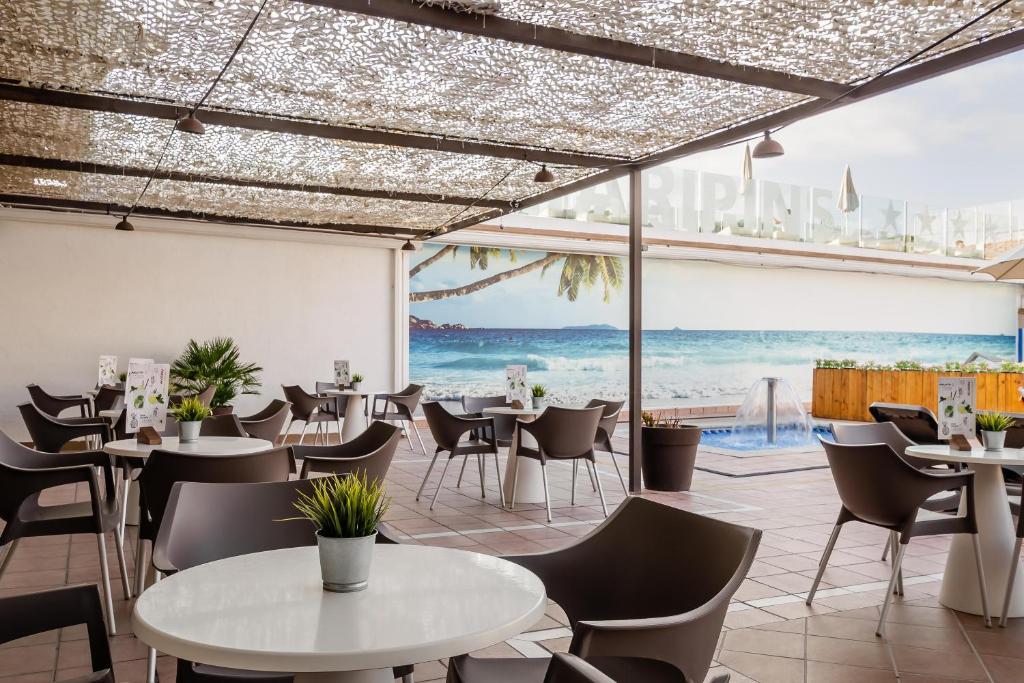 A seating area at ALEGRIA Maripins