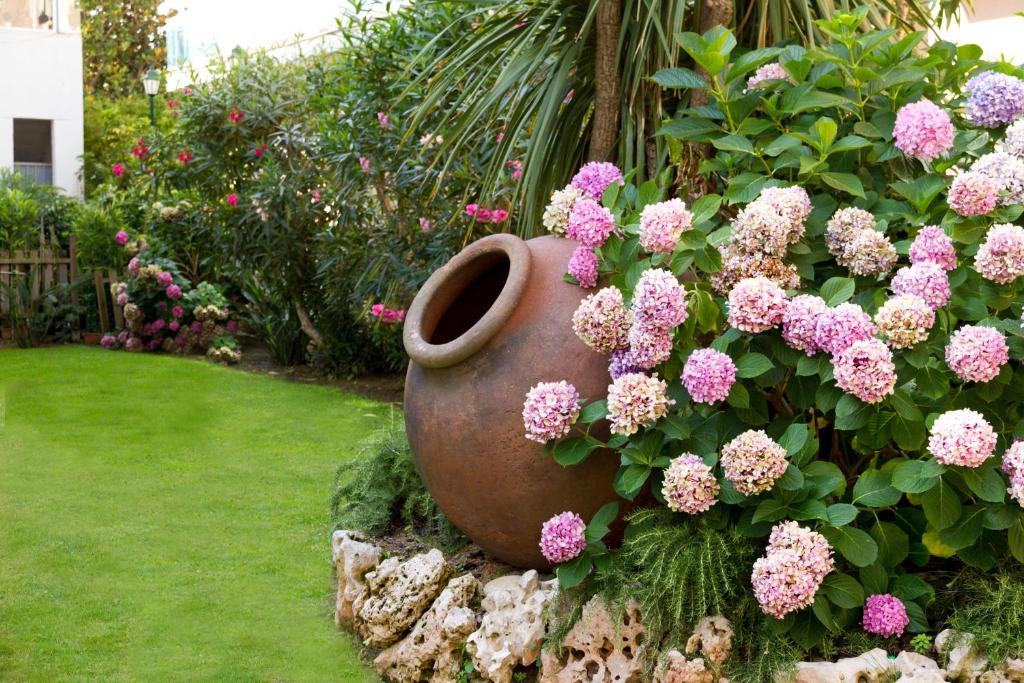 A garden outside ALEGRIA Maripins