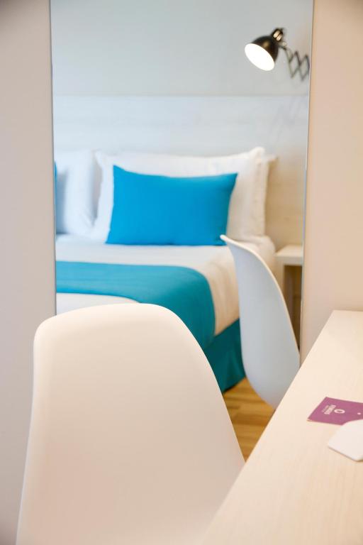 A bed or beds in a room at ALEGRIA Maripins