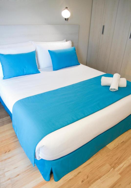 A bed or beds in a room at ALEGRIA Maripins