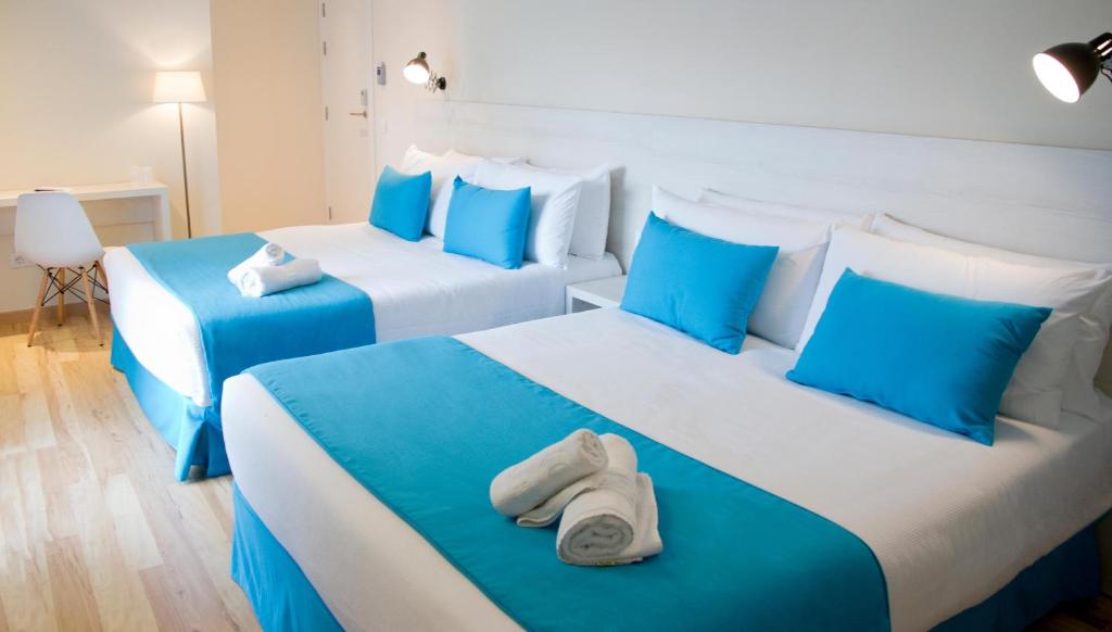 A bed or beds in a room at ALEGRIA Maripins
