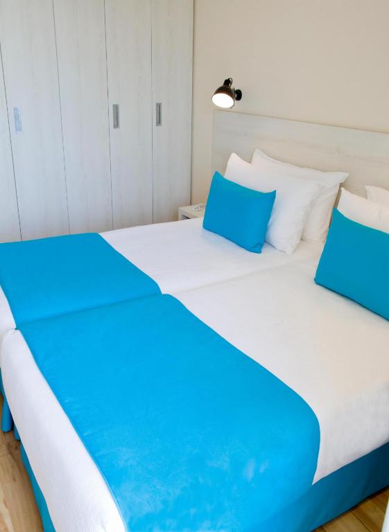 A bed or beds in a room at ALEGRIA Maripins